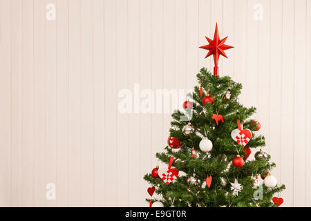 Détail d'un beau sapin de noël sur un mur en bois pour copy space Banque D'Images