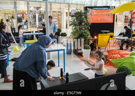 Des tables de ping-pong et un service de massages pour une utilisation gratuite pendant que Roland Garros,French Open Tennis Tournament est encouragée. Banque D'Images