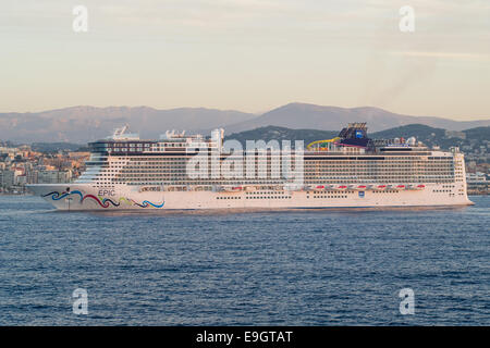 Norwegian Cruise Line's Norwegian Epic ancré au large de Cannes, France. Débarquement des passagers par bateaux d'offres. Banque D'Images