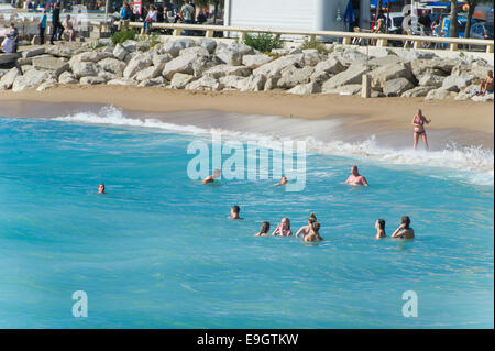 Les nageurs dans la mer Plage du Midi à Cannes, France Banque D'Images