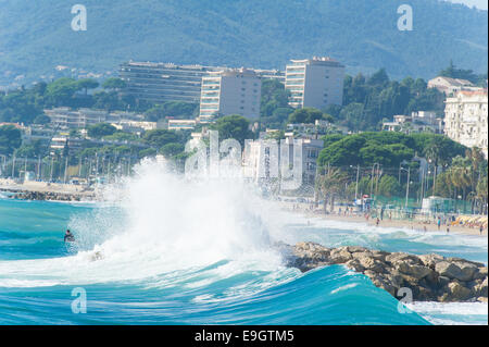 Une grosse vague s'écrase sur la plage du Midi à Cannes, France Banque D'Images