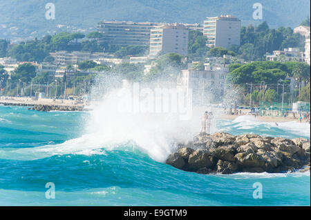 Une grande vague engloutit deux personnes à la plage du Midi à Cannes, France Banque D'Images