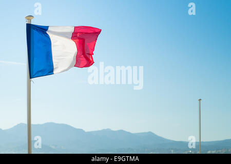 Drapeau français hissé sur la plage à Cannes Banque D'Images