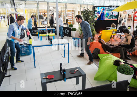 Des tables de ping-pong et un service de massages pour une utilisation gratuite pendant que Roland Garros,French Open Tennis Tournament est encouragée. Banque D'Images