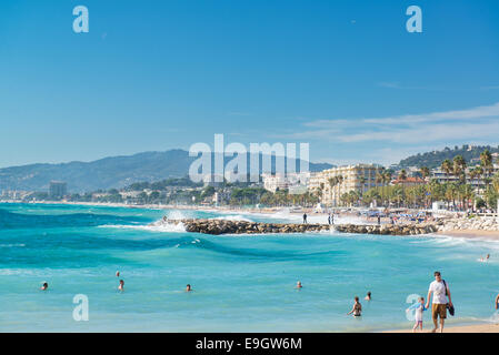 Les gens dans la mer sur plage du Midi à Cannes, France Banque D'Images