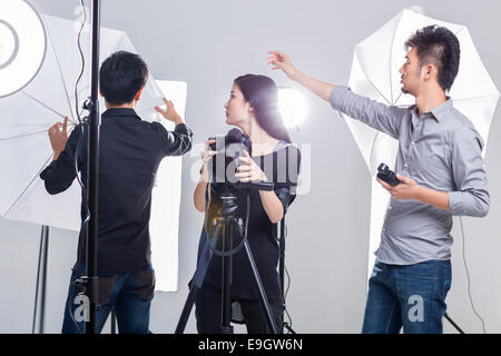 Les photographes travaillant en studio Banque D'Images