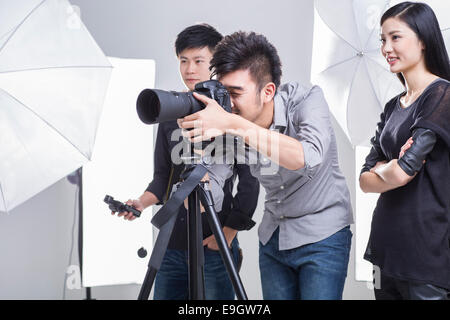 Les photographes travaillant en studio Banque D'Images