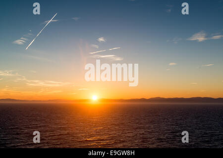 Coucher de soleil sur la mer Méditerranée, près de Cannes, France Banque D'Images
