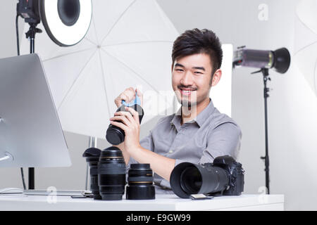 Objectif de l'appareil de nettoyage photographe en studio Banque D'Images