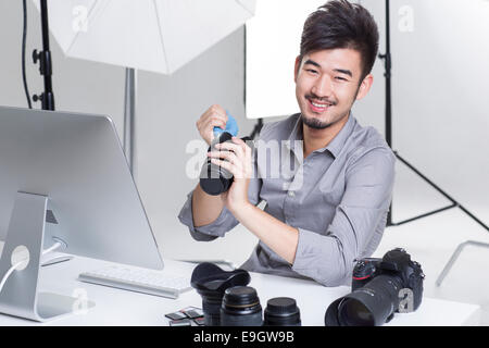 Objectif de l'appareil de nettoyage photographe en studio Banque D'Images