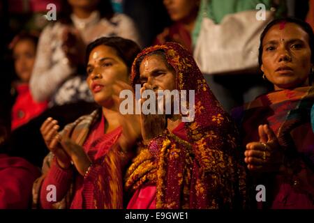 Katmandou, Népal. 27 Oct, 2014. Offrir des prières du peuple népalais au cours Aarti (procession religieuse hindoue) au temple de Pashupatinath à Katmandou, Népal, le 27 octobre 2014. Chaque matin et soir Aarti est fait pour rendre hommage à dieu hindou Shiva. Credit : Pratap Thapa/Xinhua/Alamy Live News Banque D'Images