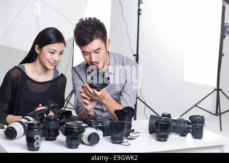 Deux photographes travaillant en studio Banque D'Images