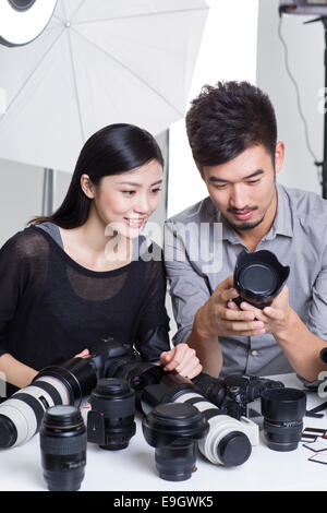 Deux photographes travaillant en studio Banque D'Images