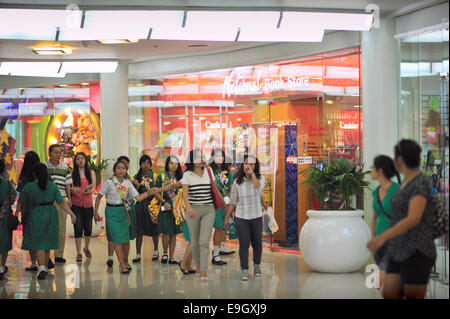 Clients mystères de Ayala Center Cebu City aux Philippines Banque D'Images