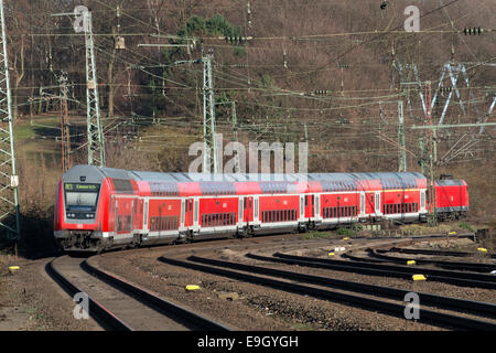 La compagnie allemande RE5 (Regional Express) à Emmerich en passant par One Köln West. Banque D'Images