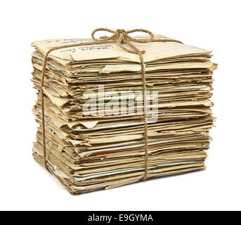 Pile de lettres anciennes sur fond blanc Banque D'Images