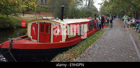 Des bateaux sur le canal tourisme leeds liverpool canal à saltaire, shipley Banque D'Images