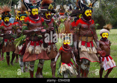 Huli Wigmen et enfants à Mt. Hagen chanter chanter, Papouasie Nouvelle Guinée Banque D'Images