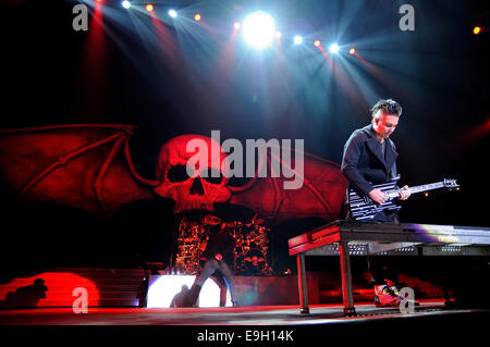 Barcelone, Espagne - 25 NOV : Avenged Sevenfold, célèbre groupe de heavy metal, effectue à l'occasion de l'étape de Badalona. Banque D'Images