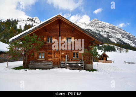 Chalet couvert de neige dans le village alpin de Eng-Alm, Karwendel, près de Hinterriss, Tyrol, Autriche Banque D'Images