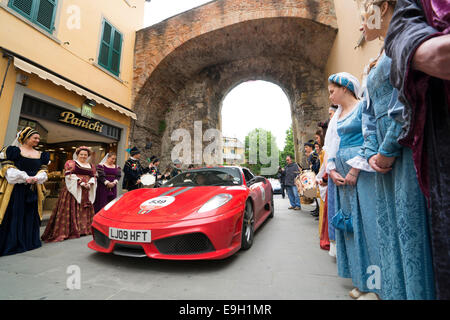 Ferrari Club Ferarri, Hommage, voiture de course Mille Miglia, Arezzo, Toscane, Italie Banque D'Images