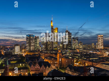 Vue sur les toits de la ville au crépuscule et allumé des gratte-ciel, centre-ville, Frankfurt am Main, Hesse, Allemagne Banque D'Images