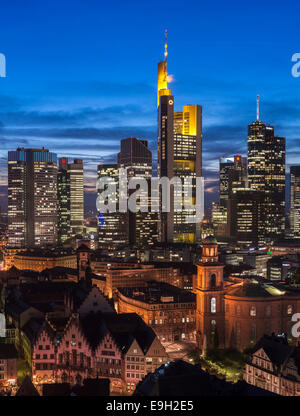 Vue sur les toits de la ville au crépuscule et allumé des gratte-ciel, centre-ville, Frankfurt am Main, Hesse, Allemagne Banque D'Images