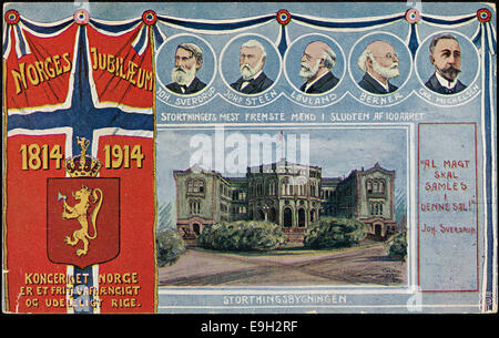 Une carte postale commémorant le 100e anniversaire de la Constitution norvégienne, marquant l'indépendance de la nation et les jalons politiques de 1814 à 1914. L'image montre le Stortinget (bâtiment du parlement) à Oslo, symbole du progrès démocratique de la Norvège. Banque D'Images