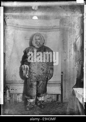 Ce portrait présente Oscar Wisting, un membre clé de l’expédition de Roald Amundsen au pôle Sud en 1911. La photographie, prise en 1911, montre la contribution de Wisting au voyage historique, reflétant son rôle dans l'exploration polaire aux côtés d'Amundsen. Banque D'Images