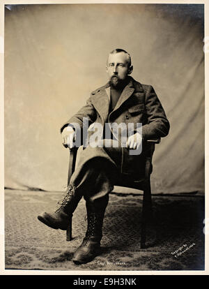 Portrait de Roald Amundsen, le célèbre explorateur norvégien, réalisé en 1906 par le photographe F.H. Nowell. Cette image capture l’expression déterminée d’Amundsen, reflétant ses futurs succès dans l’exploration polaire, y compris ses célèbres expéditions au pôle Sud. Banque D'Images