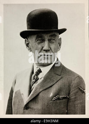 Portrait de Roald Amundsen, pris en 1926, capturant le célèbre explorateur norvégien connu pour ses expéditions polaires. L'image donne un aperçu de son apparence personnelle au début du XXe siècle. Banque D'Images