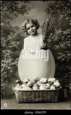 Une carte postale vintage de Pâques datant d'environ 1916, montrant des enfants et des œufs de Pâques. L'image capture l'atmosphère culturelle et festive des célébrations de Pâques au début du XXe siècle. Banque D'Images