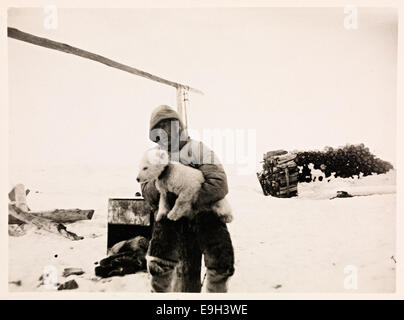 Roald Amundsen est photographié avec un ourson polaire nommé 'Marie' lors de l'expédition Maud en mai 1920. Amundsen, célèbre explorateur polaire, est connu pour ses voyages pionniers dans les régions arctique et antarctique. Banque D'Images