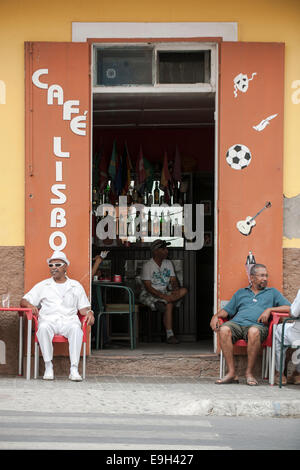 Les hommes assis dans le café Lisboa dans le centre historique de Mindelo, São Vicente, Cap Vert Banque D'Images