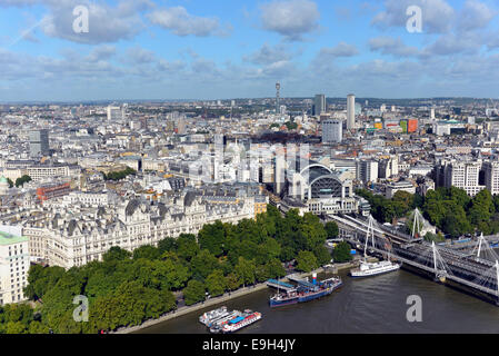 Vues de Londres et de la Tamise, Hungerford Bridge et de la gare de Charing Cross, London, Greater London, Angleterre Banque D'Images