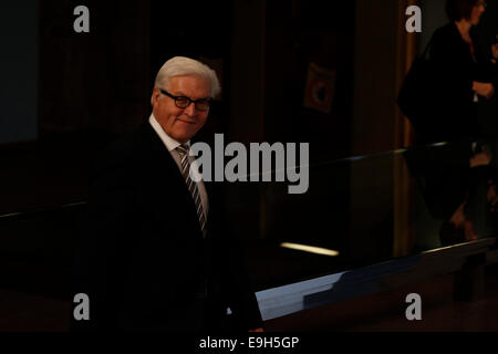 Berlin, Allemagne. 28 Oct, 2014. L'arrivée des chefs de délégation pour la réunion de l'ÒInternational LebanonÓ Groupe de soutien à l'accueilli par le ministre des Affaires étrangères Steinmeier lors de la Conférence sur la situation des réfugiés syriens Ð Soutenir la stabilité dans la région Berlin réalisée au à l'étranger allemand Officce sur Octobre 28, 2014 à Berlin, Allemagne. / Photo : Frank-Walter STEINMEIER (SPD), Ministre des affaires étrangères allemand. Credit : Reynaldo Chaib Paganelli/Alamy Live News Banque D'Images