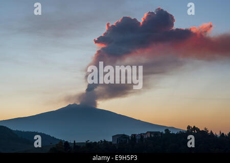 La colonne d'éruption au-dessus du nouveau cratère sud-est au lever du soleil, le Mont Etna, à Cesarò, Sicile, Italie Banque D'Images