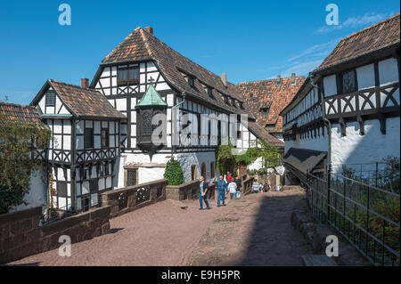 Première cour de la château de Wartburg, maison à colombages avec l'Lutherstube, où Martin Luther séjourné Banque D'Images