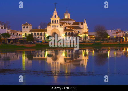 El Rocio village et Ermita del Rocío hermitage au crépuscule, El Rocio, province de Huelva, Andalousie, Espagne Banque D'Images