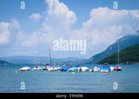 Des bateaux et des baigneurs dans le lac d'Annecy, Haute-Savoie, France en été Banque D'Images