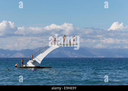 D''une plate-forme de plongée dans la mer, plage Elli, town beach, new town, Rhodes, l'île de Rhodes, Dodécanèse, Grèce Banque D'Images