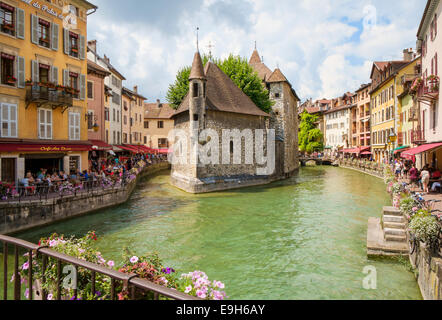 Château sur une île sur la rivière à Annecy, France en été avec les touristes dans la vieille ville Banque D'Images