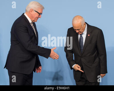 Berlin, Allemagne. 28 Oct, 2014. Le ministre allemand des affaires étrangères, Frank-Walter Steinmeier (R) se félicite Nabil El Araby, le Secrétaire général de la Ligue arabe, à la conférence sur la situation actuelle des réfugiés en Syrie et dans les pays voisins. Dpa : Crédit photo alliance/Alamy Live News Banque D'Images