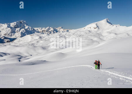 Ski alpinisme lors de l'ascension du mont Seekofel dans le Parc Naturel de Fanes-Sennes-Prags des Dolomites, Mt Neuner à l'arrière, Banque D'Images