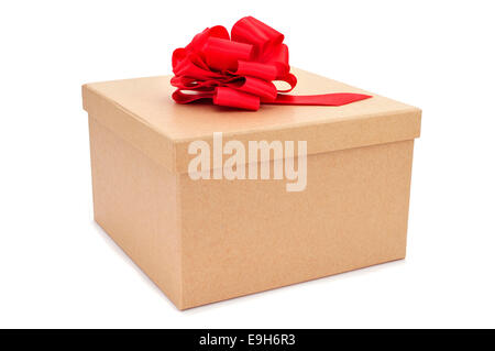 Une boîte cadeau en carton avec un ruban rouge sur fond blanc Banque D'Images