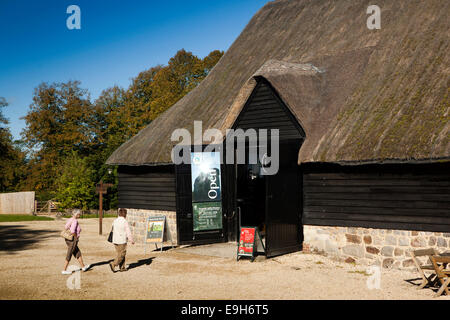 Royaume-uni, Angleterre, dans le Wiltshire, Avebury Manor, les visiteurs qui entrent dans la grange du Musée de chaume Banque D'Images