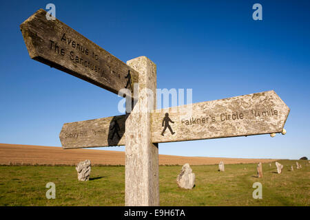 Royaume-uni, Angleterre, dans le Wiltshire, Avebury Stone Circle, sentier, la marque d'une sites historiques locaux Banque D'Images