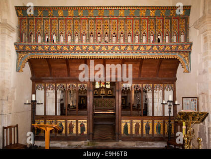 Royaume-uni, Angleterre, dans le Wiltshire, Avebury, Saint James''église paroissiale, l'ancien Jubé au-dessus du jubé de style Victorien Banque D'Images