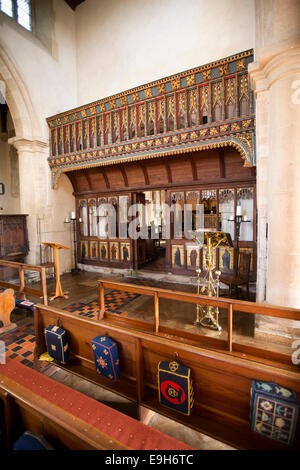 Royaume-uni, Angleterre, dans le Wiltshire, Avebury, Saint James''église paroissiale, l'ancien Jubé au-dessus du jubé de style Victorien Banque D'Images