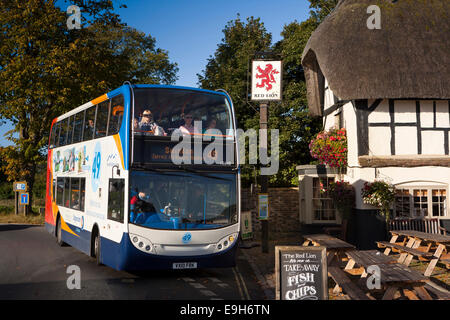 Royaume-uni, Angleterre, dans le Wiltshire, Avebury, rural service bus à s'arrêter à l'extérieur de Red Lion Public House Banque D'Images